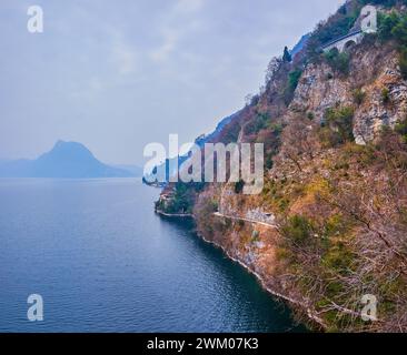 Das felsige Ufer des Luhganer Sees auf dem Olivenbaumweg zwischen Castagnola und Gandria, Lugano, Schweiz Stockfoto