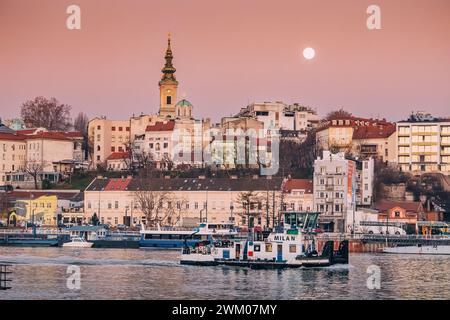 29. November 2023, Belgrad, Serbien: panoramablick auf die Altstadt und die Festung und Schiffe, die an einem Fluss der Save vorbeifahren Stockfoto