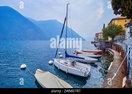 Die kleine Werft mit gefesselten Yachten und Fischerbooten, Lugano See in Gandria, Schweiz Stockfoto