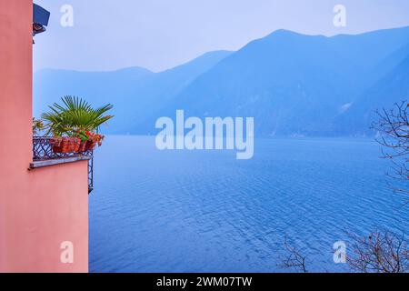 Der Blick auf den nebeligen Lugano Lake von der Olive Road, Lugano, Schweiz Stockfoto