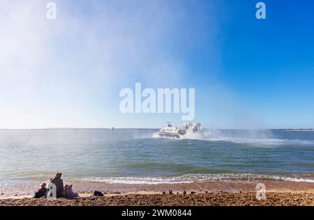 Das Luftkissenboot 'Island Flyer' fährt von Southsea Hoverport nach Ryde, Isle of Wight, in einer Wolke aus Sprühnebel, Portsmouth, Hampshire, Südküste Englands Stockfoto