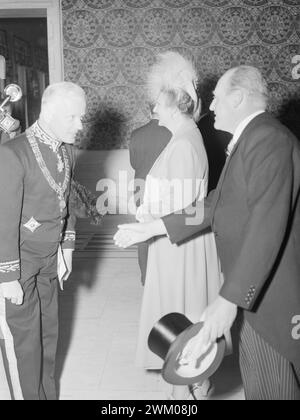 Aktuell 11-1950: Oslo 900 Jahre Jubiläum und Einweihung des Rathauses. Kronprinz Olav und Kronprinzessin Märtha begrüßen Gäste, einschließlich Amsterdamer Bürgermeister d'Ailly.Foto: Sverre A. Børretzen und Arne Kjus / aktuell / NTB ***Foto ist nicht bildbearbeitet*** Stockfoto