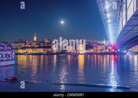 29. November 2023, Belgrad, Serbien: panoramablick auf die Altstadt und die Festung und Schiffe, die an einem Fluss der Save vorbeifahren Stockfoto