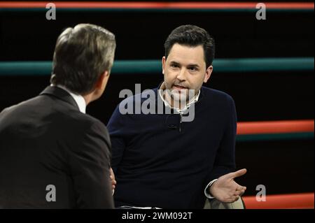 Johannes Winkel Re. Und Markus Lanz 02/24 ihr Markus Lanz li. Und Johannes Winkel am 21. Februar 2024 in Markus Lanz , ZDF TV Fernsehen Talkshow Talk Show Deutschland deutsch deutscher Mann Männer Politiker Politik Junge Union JU Vorsitzender Chef Journalist Journalismus Moderator Moderation Autor Fotografie Fotograf deutscher Politiker Journalist Journalist Journalismus Gastmoderator Fotograf Autor quer halb sitzend sprechend gestikuliert *** Johannes Winkel Re und Markus Lanz 02 24 Ihr Markus Lanz li und Johannes Winkel am 21. Februar 2024 in Markus Lanz, ZDF TV Talk Show Talk Stockfoto