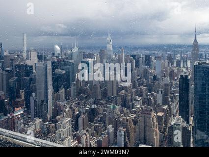 New York, USA - 2. Mai 2023: Blick auf Midtown Manhattan, New York, mit einem Vanderbilt und Empire State Building mit entgegenkommenden Regenwolken. Sieht durch Stockfoto