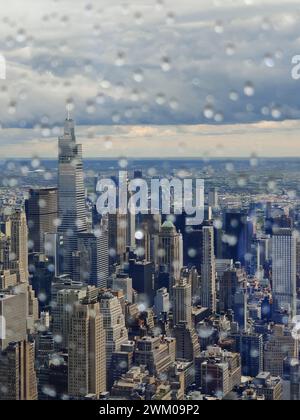 New York, USA - 2. Mai 2023: Blick auf Midtown Manhattan, New York, mit einem Vanderbilt- und Chrysler-Gebäude mit entgegenkommenden Regenwolken. Durchschauen Stockfoto