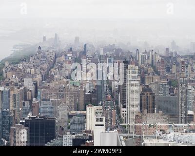 New York, USA - 2. Mai 2023: Manhhattans Upper West Side enttäuscht von Nebel und Regen. Blick nach Norden von Midtown Manhattan. Stockfoto