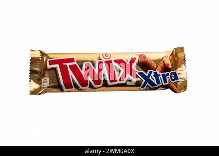 Sigulda, Lettland - 12. FEBRUAR 2024: Twix XTRA Keksbars auf weißem Hintergrund. Twix Bars werden von Mars Incorporated hergestellt Stockfoto