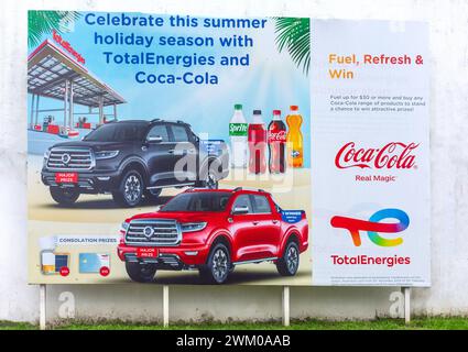 Coca-Cola-Werbung hortet an der Total-Tankstelle, Victoria Parade, Suva, Viti Levu, Republik Fidschi Stockfoto