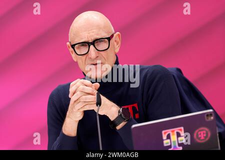 Telekom-Chef Timotheus Höttges bei der Bilanzpressekonferenz der Deutschen Telekom AG. Bonn, 23.02.2024 NRW Deutschland *** Vorstandsvorsitzender der Deutschen Telekom Timotheus Höttges auf der Jahrespressekonferenz der Deutschen Telekom AG Bonn, 23 02 2024 NRW Deutschland Copyright: XChristophxHardtx Stockfoto