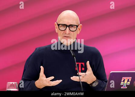 Telekom-Chef Timotheus Höttges bei der Bilanzpressekonferenz der Deutschen Telekom AG. Bonn, 23.02.2024 NRW Deutschland *** Vorstandsvorsitzender der Deutschen Telekom Timotheus Höttges auf der Jahrespressekonferenz der Deutschen Telekom AG Bonn, 23 02 2024 NRW Deutschland Copyright: XChristophxHardtx Stockfoto