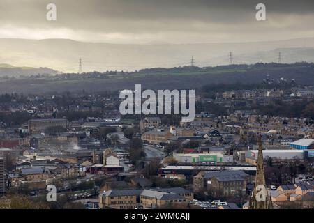 Halifax ist eine Münsterstadt im Stadtteil Calderdale in West Yorkshire, England. Es ist das Handels-, Kultur- und Verwaltungszentrum des Borough und Sitz des Calderdale Council. Im 15. Jahrhundert wurde die Stadt zum wirtschaftlichen Zentrum des alten West Riding of Yorkshire, hauptsächlich in der Wollherstellung. Halifax ist die größte Stadt im größeren Stadtteil Calderdale. Halifax war eine blühende Mühlenstadt während der Industriellen Revolution. Es ist berühmt für seine Heimat der Halifax Building Society. Quelle: Windmill Images/Alamy Live News Stockfoto