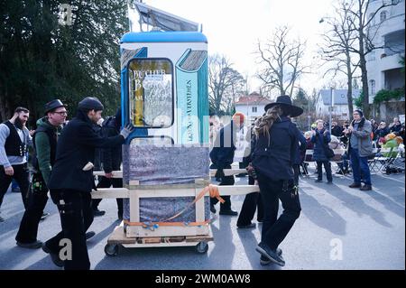 Berlin, Deutschland. Februar 2024. Michael Müller (SPD), ehemaliger Regierender Bürgermeister von Berlin, spricht bei der Eröffnung des neuen Bücherboxx am S-Bahnhof Grunewald in der Nähe der Gedenkstätte Gleis 17. Die in eine Bücherbox mit Literatur zum Thema Nationalsozialismus umgerüstete Telefonzelle wurde in der Nacht vom 12. August 2023 in Brand gesetzt und zerstört. Annette Riedl/dpa/Alamy Live News Stockfoto