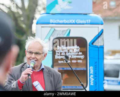 Berlin, Deutschland. Februar 2024. Konrad Kutt, Initiator, spricht bei der Eröffnung der neuen Bücherboxx am S-Bahnhof Grunewald in der Nähe der Gleis 17 Gedenkstätte. Die in eine Bücherbox mit Literatur zum Thema Nationalsozialismus umgerüstete Telefonzelle wurde in der Nacht vom 12. August 2023 in Brand gesetzt und zerstört. Annette Riedl/dpa/Alamy Live News Stockfoto