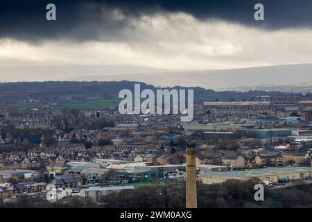 Halifax ist eine Münsterstadt im Stadtteil Calderdale in West Yorkshire, England. Es ist das Handels-, Kultur- und Verwaltungszentrum des Borough und Sitz des Calderdale Council. Im 15. Jahrhundert wurde die Stadt zum wirtschaftlichen Zentrum des alten West Riding of Yorkshire, hauptsächlich in der Wollherstellung. Halifax ist die größte Stadt im größeren Stadtteil Calderdale. Halifax war eine blühende Mühlenstadt während der Industriellen Revolution. Es ist berühmt für seine Heimat der Halifax Building Society. Quelle: Windmill Images/Alamy Live News Stockfoto