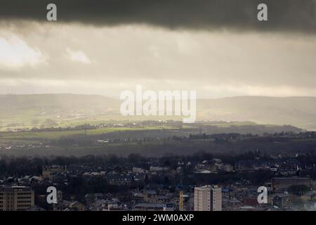 Halifax ist eine Münsterstadt im Stadtteil Calderdale in West Yorkshire, England. Es ist das Handels-, Kultur- und Verwaltungszentrum des Borough und Sitz des Calderdale Council. Im 15. Jahrhundert wurde die Stadt zum wirtschaftlichen Zentrum des alten West Riding of Yorkshire, hauptsächlich in der Wollherstellung. Halifax ist die größte Stadt im größeren Stadtteil Calderdale. Halifax war eine blühende Mühlenstadt während der Industriellen Revolution. Es ist berühmt für seine Heimat der Halifax Building Society. Quelle: Windmill Images/Alamy Live News Stockfoto