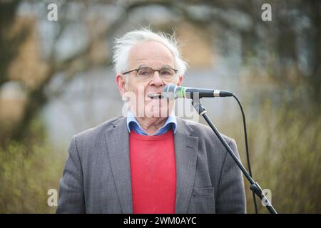 Berlin, Deutschland. Februar 2024. Konrad Kutt, Initiator, spricht bei der Eröffnung der neuen Bücherboxx am S-Bahnhof Grunewald in der Nähe der Gleis 17 Gedenkstätte. Die in eine Bücherbox mit Literatur zum Thema Nationalsozialismus umgerüstete Telefonzelle wurde in der Nacht vom 12. August 2023 in Brand gesetzt und zerstört. Annette Riedl/dpa/Alamy Live News Stockfoto