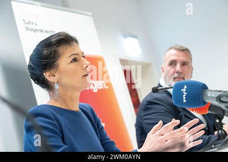 Pressekonferenz des BSW Bündnis Sahra Wagenknecht - Vernunft und Gerechtigkeit in Erfurt Gründung Landesverband Thüringen Sahra Wagenknecht, Gruppenvorsitzende und Co-Parteivorsitzende, mit Steffen Schütz, Geschäftsführer Schütz Brandcom GmbHPressekonferenz des BSW Bündnis Sahra Wagenknecht - Vernunft und Gerechtigkeit in Erfurt Gründung Landesverband Thüringen Sahra Wagenknecht, Gruppenvorsitzende und Co-Parteivorsitzende, mit Schütz, mit Schütz, mit Schütz, Steffen Schütz, mit Schütz, Steffen Schütz, mit Schütz, Geschäftsführer Schütz Brandcom GM, Erfurt Thüringen Deutschland Arena Erfurt *** Pressekonferenz der BSW Allianz Sahra Wagenknecht Reason and Just Stockfoto