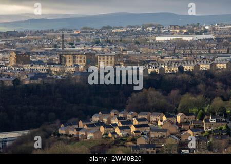 Halifax ist eine Münsterstadt im Stadtteil Calderdale in West Yorkshire, England. Es ist das Handels-, Kultur- und Verwaltungszentrum des Borough und Sitz des Calderdale Council. Im 15. Jahrhundert wurde die Stadt zum wirtschaftlichen Zentrum des alten West Riding of Yorkshire, hauptsächlich in der Wollherstellung. Halifax ist die größte Stadt im größeren Stadtteil Calderdale. Halifax war eine blühende Mühlenstadt während der Industriellen Revolution. Es ist berühmt für seine Heimat der Halifax Building Society. Quelle: Windmill Images/Alamy Live News Stockfoto