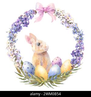 Aquarellfarbe, kleines Pfirsichkaninchen sitzt im Blumenkranz. Osterhase und bunte Eier, dekorative Eier gelb, blau, violett. Vorlage für DE Stockfoto