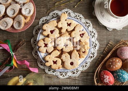 Linzer Osterkekse und bunte Eier mit Wachs dekoriert Stockfoto