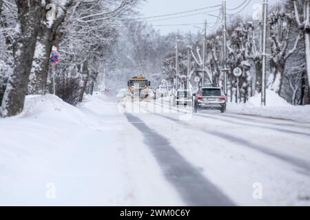 Schnee von der Straße schaufeln und Schnee wehen, verschneite Straßen an einem Wintertag, Nahaufnahme. Stockfoto