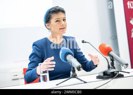 Pressekonferenz des BSW Bündnis Sahra Wagenknecht - Vernunft und Gerechtigkeit in Erfurt Gründung Landesverband Thüringen Sahra Wagenknecht, Gruppenvorsitzende und Co-ParteivorsitzendePressekonferenz des BSW Bündnis Sahra Wagenknecht - Vernunft und Gerechtigkeit in Erfurt Gründung Landesverband Thüringen Sahra Wagenknecht, Gruppenvorsitzende und Co-Parteivorsitzende, Erfurt Thüringen Deutschland Arena Erfurt *** Pressekonferenz der BSW Allianz Sahra Wagenknecht Vernunft und Gerechtigkeit in Erfurt Stiftung des Thüringer Landesverbandes Sahra Wagenknecht, Gruppenvorsitzende und Co-Party CH Stockfoto