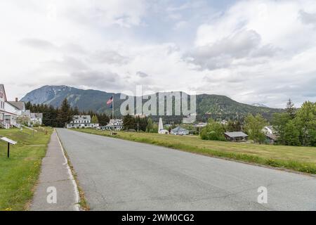 Ehemaliges Paradegelände umgeben von Häusern im ehemaligen Fort William H. Seward, Haines, Alaska, USA Stockfoto