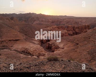 Abend im Charyn Canyon National Park. Rote Gesteinsformationen entstanden durch Erosion über Millionen von Jahren. Eine kleine Nachbildung der US Grand Cany Stockfoto