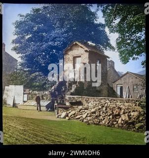 Bridge House in Ambleside, Lake District, Cumbria, England, UK c 1900 mit Service Reparatur Regenschirme Stockfoto