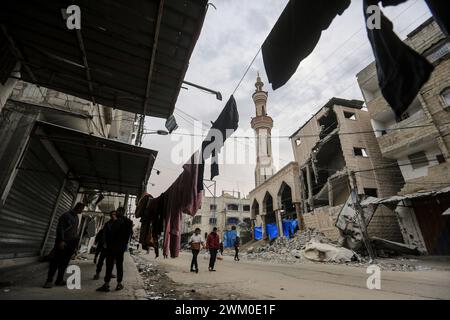 Rafah, Palästinensische Gebiete. Februar 2024. Ein Blick auf die Al-Huda Moschee, die durch israelische Überfälle in Rafah im südlichen Gazastreifen zerstört wurde. Quelle: Mohammed Talatene/dpa/Alamy Live News Stockfoto