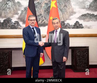 Peking, China. Februar 2024. Der chinesische Außenminister Wang Yi, ebenfalls Mitglied des Politbüros des Zentralkomitees der Kommunistischen Partei Chinas, trifft sich am 23. Februar 2024 in Peking, der Hauptstadt Chinas, mit Jens Plotner, dem Außen- und Sicherheitspolitischen Berater des deutschen Kanzlers, zusammen. Quelle: Li Tao/Xinhua/Alamy Live News Stockfoto