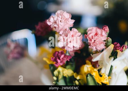 Blumenarrangements in Vase auf Restauranttisch Stockfoto