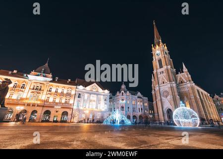 4. Januar 2024, Novi Sad, Serbien: kathedrale, ein atemberaubendes gotisches Meisterwerk in Serbien, geschmückt mit festlichen Weihnachtsdekorationen, die die Kirche erleuchten Stockfoto