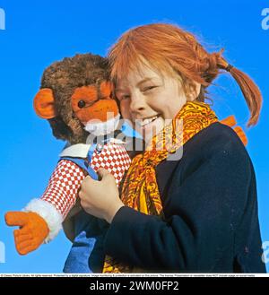 Inger Nilsson. Geboren 1959. Schwedische Kinderdarstellerin, bekannt für die Rolle des Pippi Langstrumpf in der Fernsehserie und in Filmen, die auf der Figur der Autorin Astrid Lindgren basieren. Hier gekleidet mit Pippi-Klamotten und roten Haaren in Zöpfen. Ein Kuscheltier repräsentiert den Affen Herr Nilsson, der in den Filmen zu sehen war. 17. Februar. 1970 *** Lokale Beschriftung *** Stockfoto