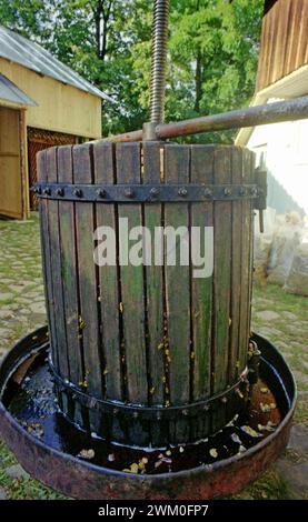 Vrancea County, Rumänien, ca. 1999. Eine traditionelle Weinpresse, die auf einem ländlichen Grundstück genutzt wird. Stockfoto