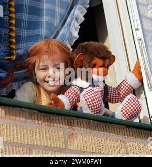 Inger Nilsson. Geboren 1959. Schwedische Kinderdarstellerin, bekannt für die Rolle des Pippi Langstrumpf in der Fernsehserie und in Filmen, die auf der Figur der Autorin Astrid Lindgren basieren. Hier gekleidet mit Pippi-Klamotten und roten Haaren in Zöpfen. Ein Kuscheltier repräsentiert den Affen Herr Nilsson, der in den Filmen zu sehen war. 17. Februar. 1970 *** Lokale Beschriftung *** Stockfoto