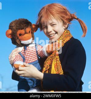 Inger Nilsson. Geboren 1959. Schwedische Kinderdarstellerin, bekannt für die Rolle des Pippi Langstrumpf in der Fernsehserie und in Filmen, die auf der Figur der Autorin Astrid Lindgren basieren. Hier gekleidet mit Pippi-Klamotten und roten Haaren in Zöpfen. Ein Kuscheltier repräsentiert den Affen Herr Nilsson, der in den Filmen zu sehen war. 17. Februar. 1970 *** Lokale Beschriftung *** Stockfoto