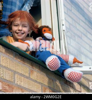 Inger Nilsson. Geboren 1959. Schwedische Kinderdarstellerin, bekannt für die Rolle des Pippi Langstrumpf in der Fernsehserie und in Filmen, die auf der Figur der Autorin Astrid Lindgren basieren. Hier gekleidet mit Pippi-Klamotten und roten Haaren in Zöpfen. Ein Kuscheltier repräsentiert den Affen Herr Nilsson, der in den Filmen zu sehen war. 17. Februar. 1970 *** Lokale Beschriftung *** Stockfoto