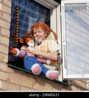 Inger Nilsson. Geboren 1959. Schwedische Kinderdarstellerin, bekannt für die Rolle des Pippi Langstrumpf in der Fernsehserie und in Filmen, die auf der Figur der Autorin Astrid Lindgren basieren. Hier gekleidet mit Pippi-Klamotten und roten Haaren in Zöpfen. Ein Kuscheltier repräsentiert den Affen Herr Nilsson, der in den Filmen zu sehen war. 17. Februar. 1970 *** Lokale Beschriftung *** Stockfoto