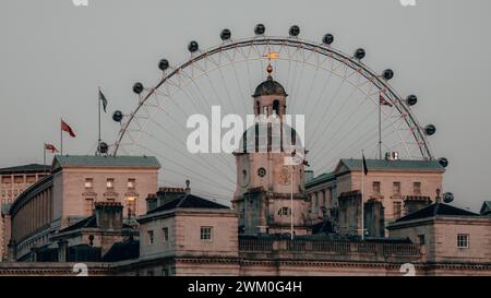 Ein malerischer Blick auf das London Eye vor dem offenen Himmel, von der anderen Seite der Themse aus gesehen Stockfoto