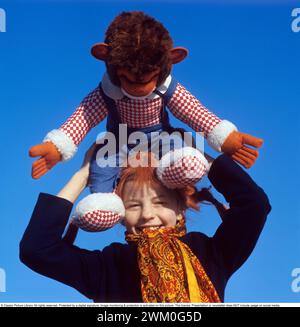 Inger Nilsson. Geboren 1959. Schwedische Kinderdarstellerin, bekannt für die Rolle des Pippi Langstrumpf in der Fernsehserie und in Filmen, die auf der Figur der Autorin Astrid Lindgren basieren. Hier gekleidet mit Pippi-Klamotten und roten Haaren in Zöpfen. Ein Kuscheltier repräsentiert den Affen Herr Nilsson, der in den Filmen zu sehen war. 17. Februar. 1970 *** Lokale Beschriftung *** Stockfoto