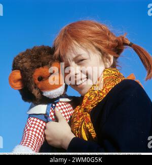 Inger Nilsson. Geboren 1959. Schwedische Kinderdarstellerin, bekannt für die Rolle des Pippi Langstrumpf in der Fernsehserie und in Filmen, die auf der Figur der Autorin Astrid Lindgren basieren. Hier gekleidet mit Pippi-Klamotten und roten Haaren in Zöpfen. Ein Kuscheltier repräsentiert den Affen Herr Nilsson, der in den Filmen zu sehen war. 17. Februar. 1970 *** Lokale Beschriftung *** Stockfoto