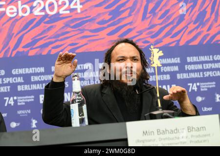 Min Bahadur Bham Regisseur, Drehbuchautor, Produzent bei der Pressekonferenz zur Premiere des nepalesischen Films Shambala bei den 74. Internationale Filmfestspiele Berlin, Berlinale. Shambala PK *** Min Bahadur Bham Regisseur, Drehbuchautor, Produzent bei der Pressekonferenz zur Premiere des nepalesischen Films Shambala auf den 74. Internationalen Filmfestspielen Berlin, Berlinale Shambala PK Stockfoto