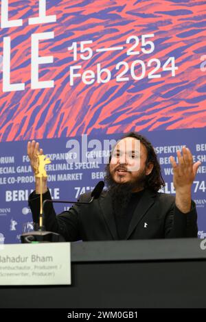 Min Bahadur Bham Regisseur, Drehbuchautor, Produzent bei der Pressekonferenz zur Premiere des nepalesischen Films Shambala bei den 74. Internationale Filmfestspiele Berlin, Berlinale. Shambala PK *** Min Bahadur Bham Regisseur, Drehbuchautor, Produzent bei der Pressekonferenz zur Premiere des nepalesischen Films Shambala auf den 74. Internationalen Filmfestspielen Berlin, Berlinale Shambala PK Stockfoto