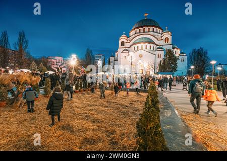 06 Januar 2024, Belgrad, Serbien: Festliche Atmosphäre: Wenn die Nacht über Belgrad hereinbricht, wird die Stadt mit den fröhlichen Weihnachtsfeiern zum Leben erweckt Stockfoto