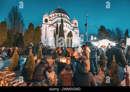 06 Januar 2024, Belgrad, Serbien: Festliche Atmosphäre: Wenn die Nacht über Belgrad hereinbricht, wird die Stadt mit den fröhlichen Weihnachtsfeiern zum Leben erweckt Stockfoto