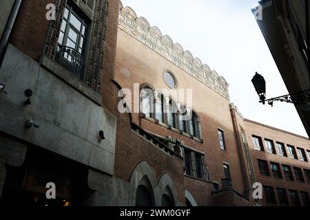 30. November 2023 Ungarn - die atemberaubende Fassade der Synagoge der Kazinczy Straße in Budapest mit ihren maurischen Dekorationen Stockfoto