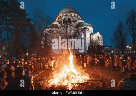 06 Januar 2024, Belgrad, Serbien: Slawische saisonale Yule Badnjak Feier: Vor dem Hintergrund der Winternacht, knistern des Feuers und Funkeln o Stockfoto