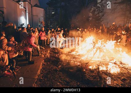 06 Januar 2024, Belgrad, Serbien: Heiliger Symbolismus: Wenn die Nacht hinuntergeht, erhellen die Flammen des Badnjaks die Dunkelheit und strahlen ein faszinierendes Leuchten aus Stockfoto